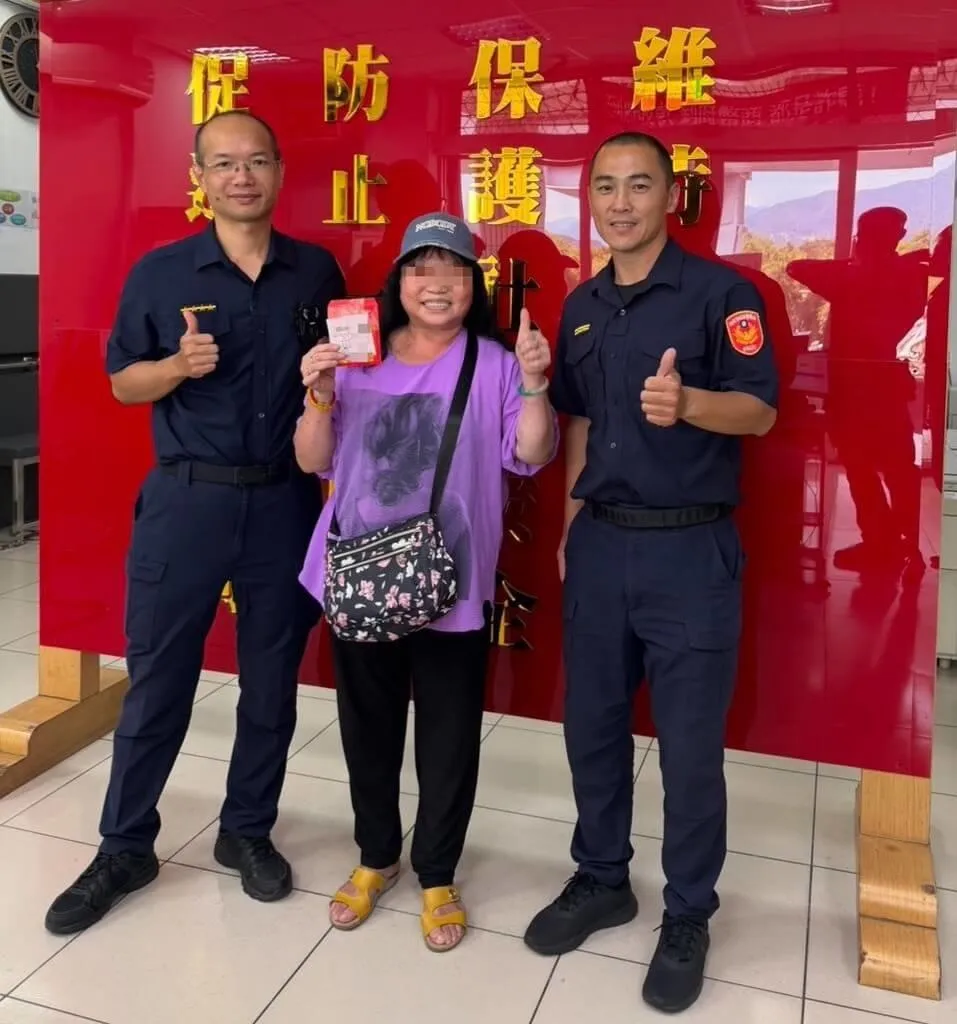 新北市新店區有民眾拾獲一張彩券，核對後發現中獎新台幣1萬2000多元。新店分局警方調閱監視器跨區追查，日前成功找到幸運失主並順利發還。（圖／新店警分局提供）