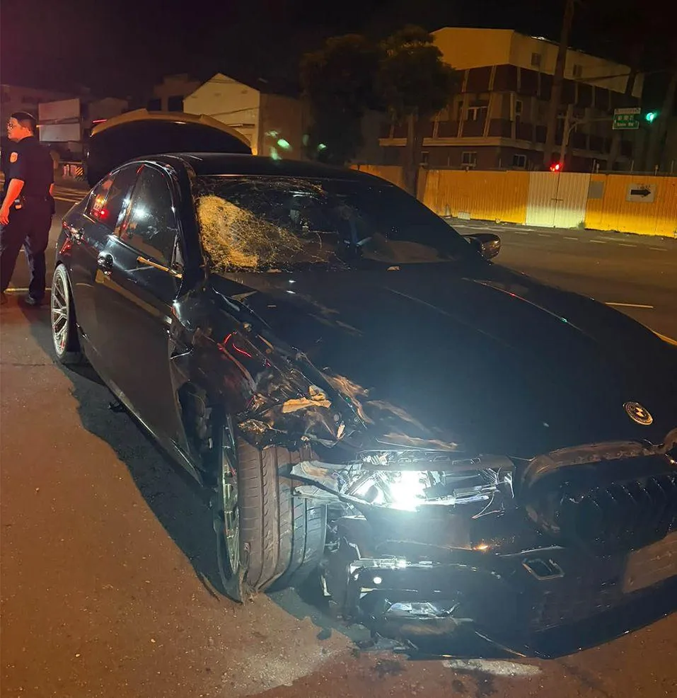 台南南區新樂路發生BMW撞擊電動輔助自行車事故現場。（圖／中天新聞）