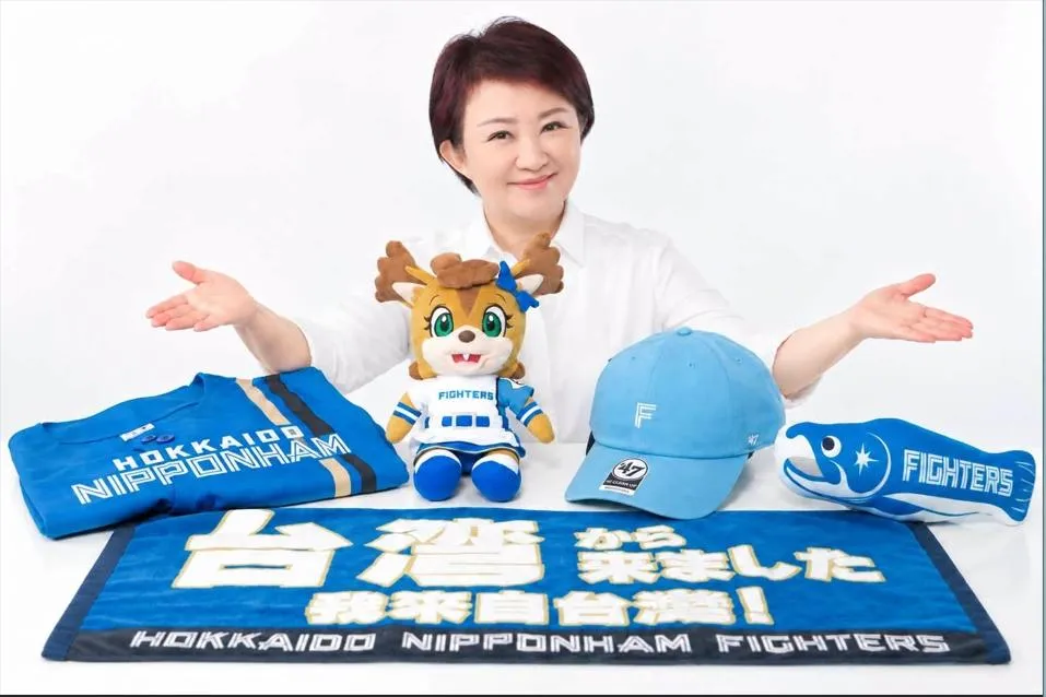 盧秀燕特別準備日本職棒北海道日本火腿鬥士隊官方周邊，抽出5位幸運兒。（圖取自盧秀燕臉書）