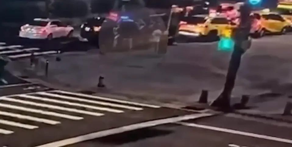 警方將女子帶回偵訊。（圖／警方提供）