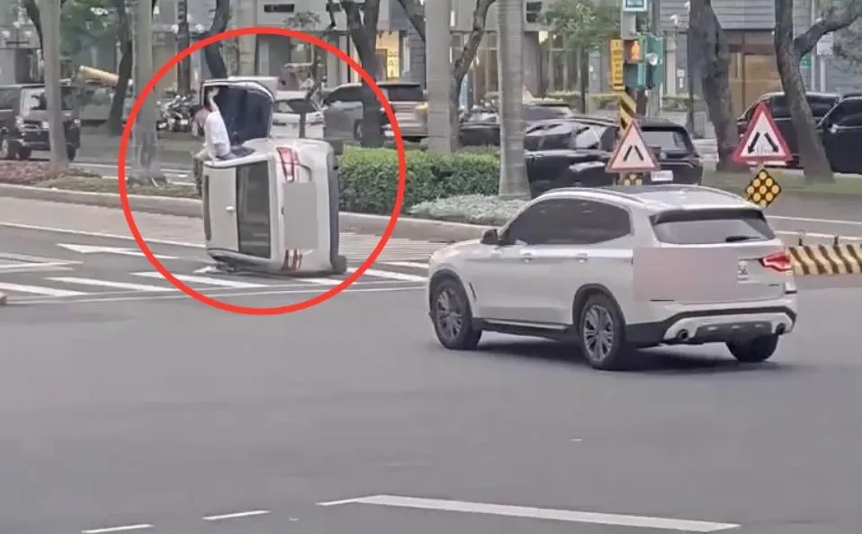 駕駛一度受困爬出車外。(圖/翻攝畫面)