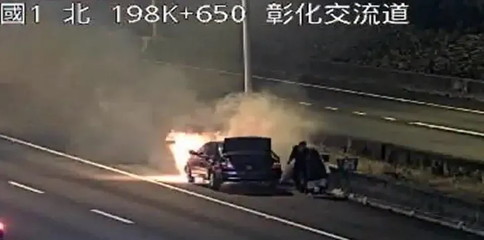 一輛轎車突然起火燃燒。（圖／翻攝自國道即時影像）