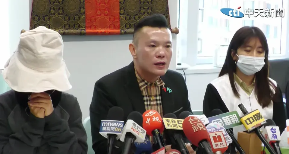 台中市議員江和樹痛批該名棒球教練曾有前科，卻仍在國小任職。（圖／中天新聞）