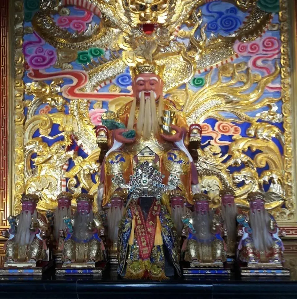該土地公原是大古山區大榕樹下,以四塊石疊成之田頭田尾土地公,至民國60幾年。(圖/翻攝畫面)
