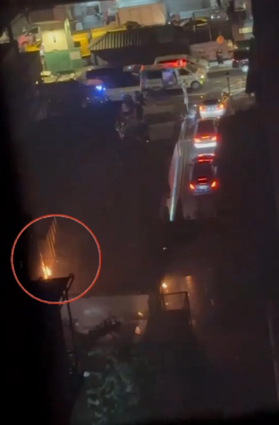 基隆市仁愛區崁仔頂魚市附近2日深夜發生火警。（圖／網友Chloe__091授權提供）
