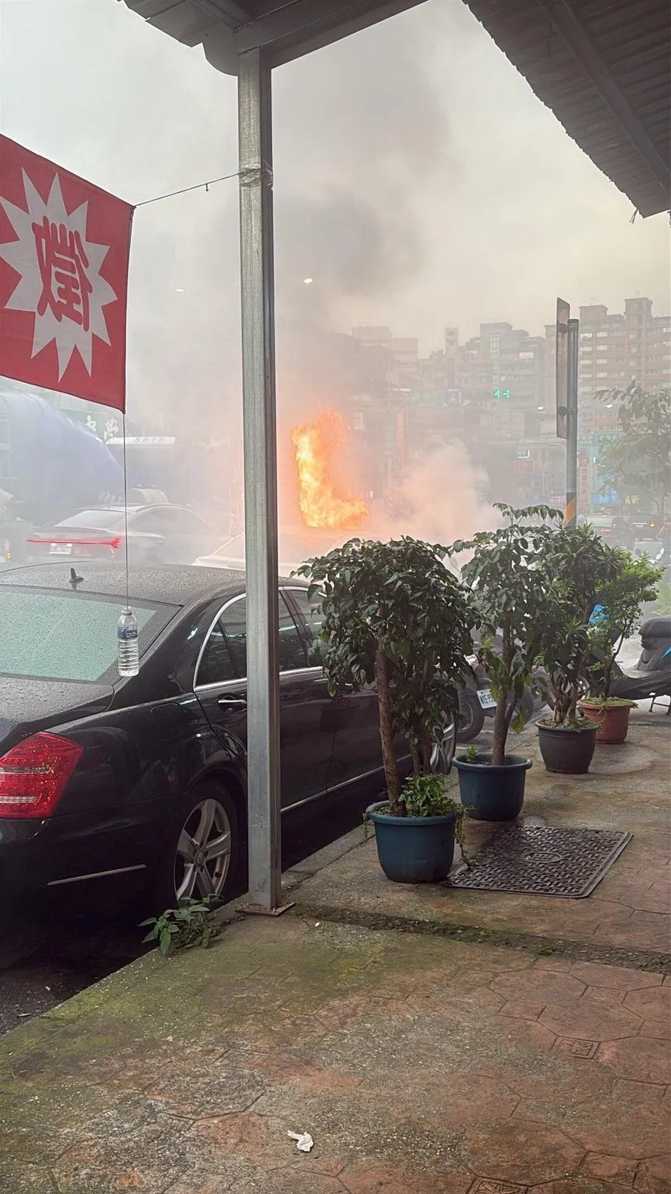 汽車引擎突冒煙燃燒，恐怖火舌竄出。（圖／Threads網友95._.05_30授權提供）