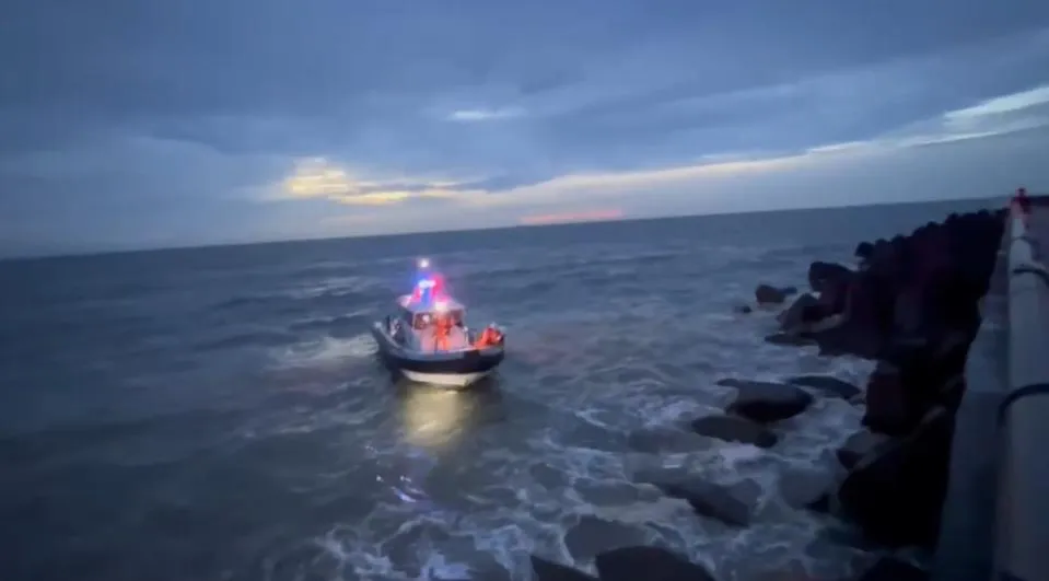 海巡署搜救人員發現1具浮屍進行打撈。（圖／海巡署提供）