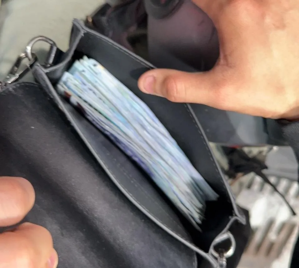 新竹警方從越南籍車手身上起獲現金8萬元。（圖／翻攝畫面）