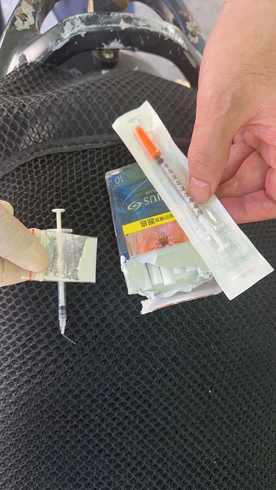 花蓮一名男子拿著針頭，辯稱是腦瘤打針用，眼尖員警發現有異，經檢驗後確認是毒品。（圖/警方提供）
