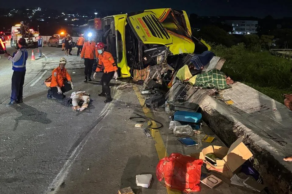 印尼中爪哇省三寶瓏市當地時間23日凌晨發生巴士撞護欄翻覆意外,車上34人有16人身亡。(圖/美聯社)
