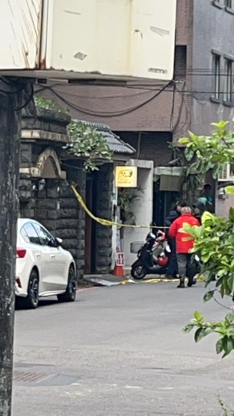 中華統一促進黨總裁白狼張安樂住家外拉起封鎖線，民眾經過擔心發生重大事件。（圖／民眾提供）
