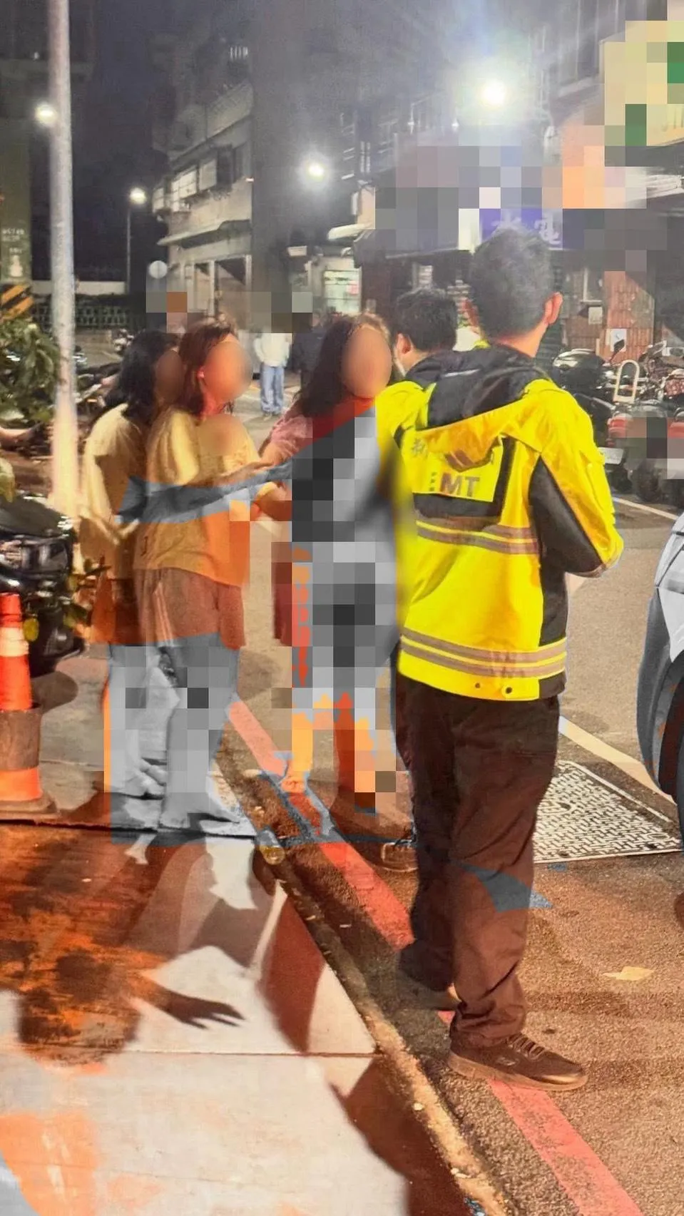 林男的葉姓前妻跟2名女兒被砍傷,身上血跡斑斑。(圖/網友ahdj999授權提供)
