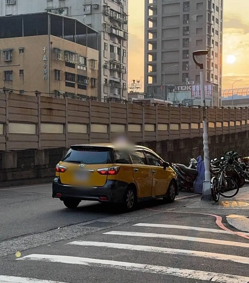 警方在新北市三重區尋獲被劫走的計程車。（圖／警方提供）