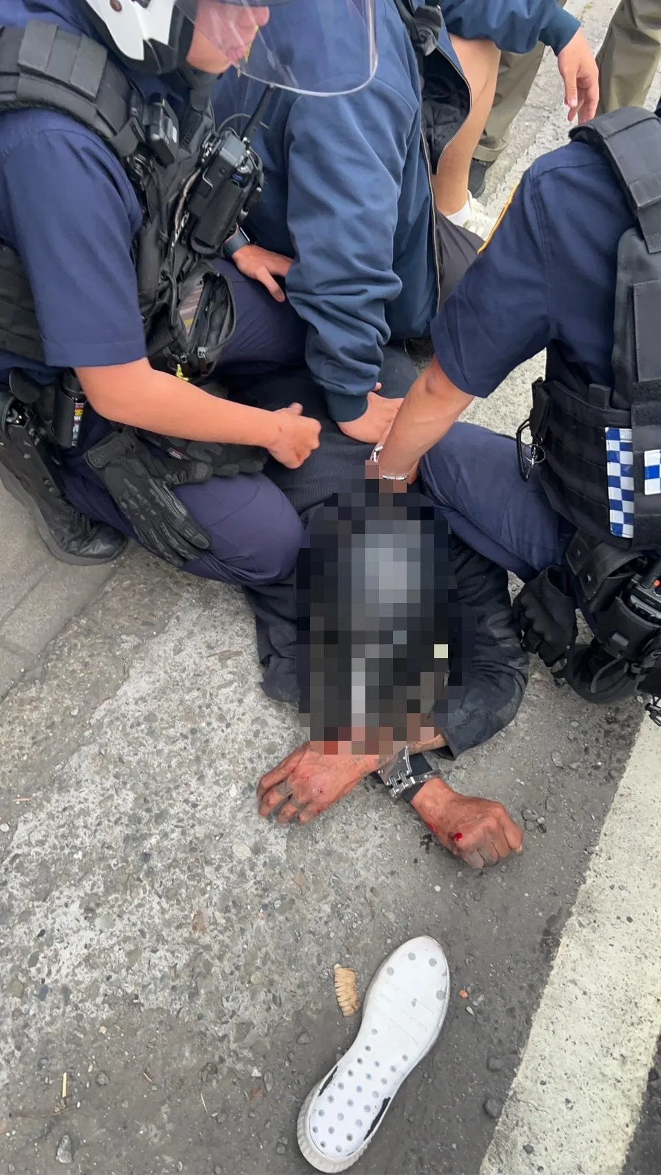 何姓男子11日涉嫌在高雄大寮區竊取1部機車後,尾隨2名菲律賓籍女子並搶奪背包。(圖/警方提供)