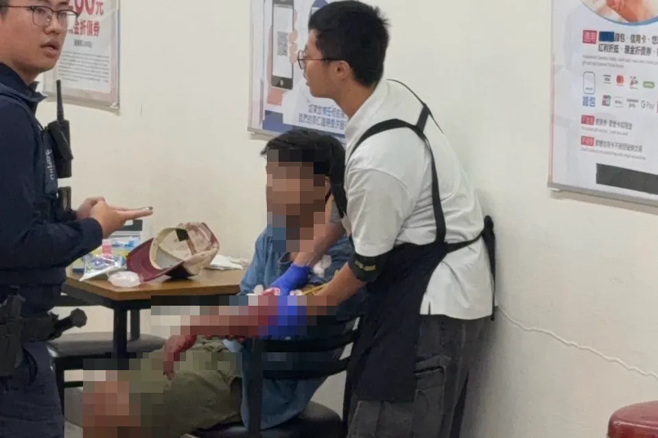 被害人手臂遭刺傷鮮血直流。（圖／翻攝畫面）