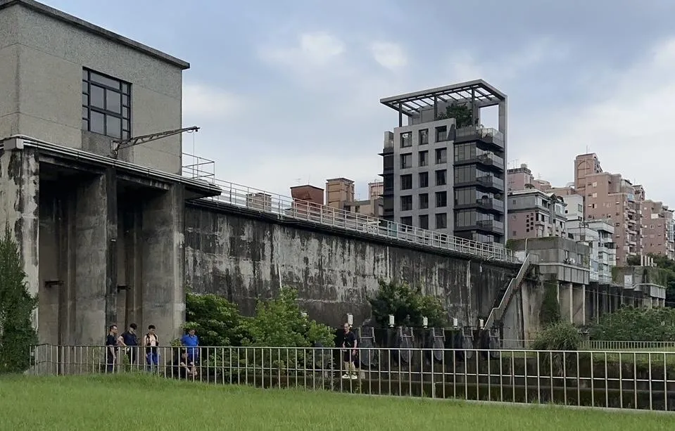 北市大直抽水站發現一具浮屍。（圖／翻攝畫面）
