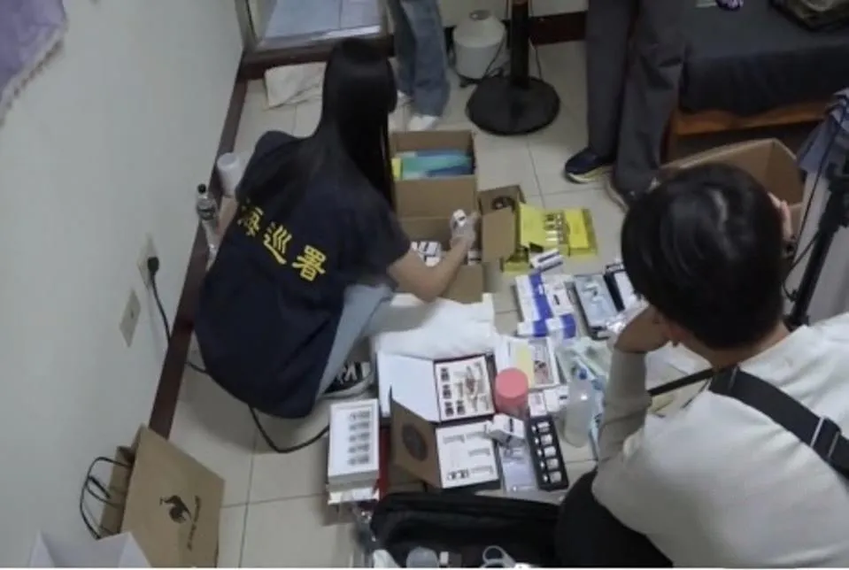 海巡署人員在現場搜查，查扣數量龐大的玻尿酸、肉毒桿菌等醫美藥劑。 （圖／海巡署提供）