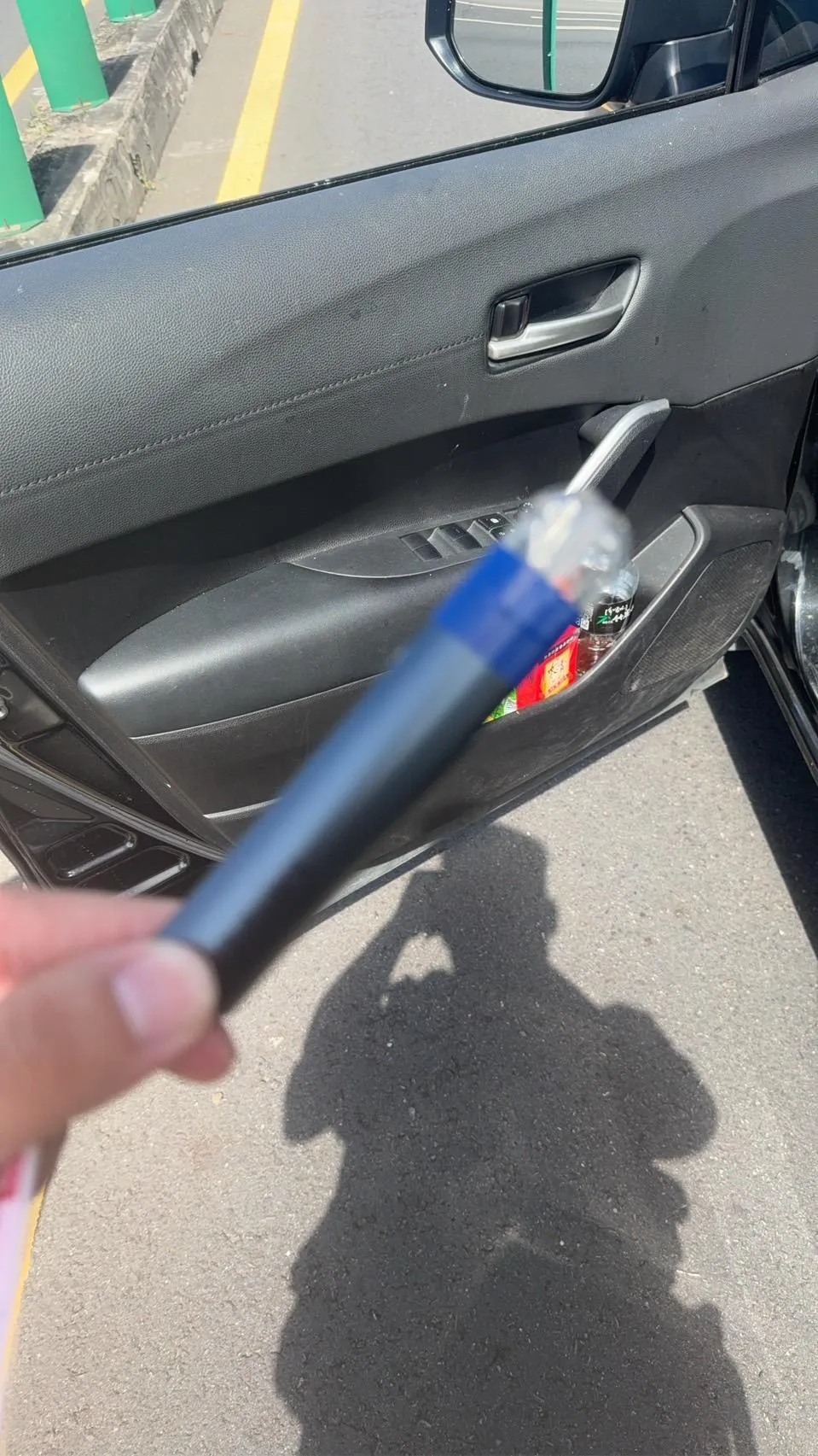 該男子手持的電子菸被驗出有一級毒品依托咪酯反應。(圖/警方提供)
