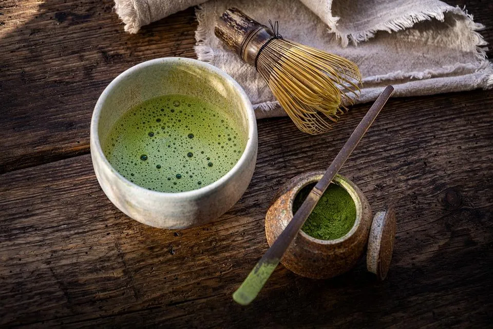 長輩每天飲用含EGCG的抹茶，經過一年後，情緒感知能力和睡眠品質都明顯改善。（示意圖／中天新聞）