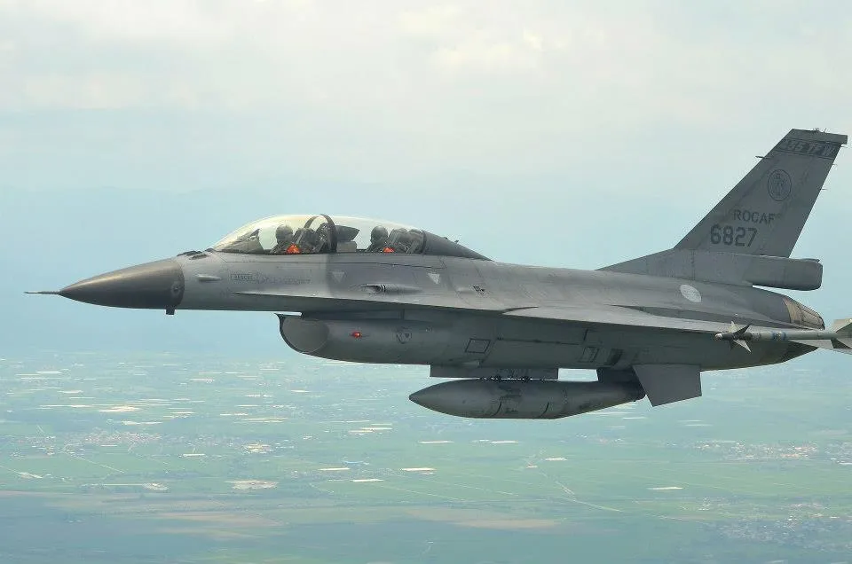 花蓮空軍基地F16戰機墜海,飛行員跳傘逃生,目前正在搜救中。(圖/國防部發言人臉書)