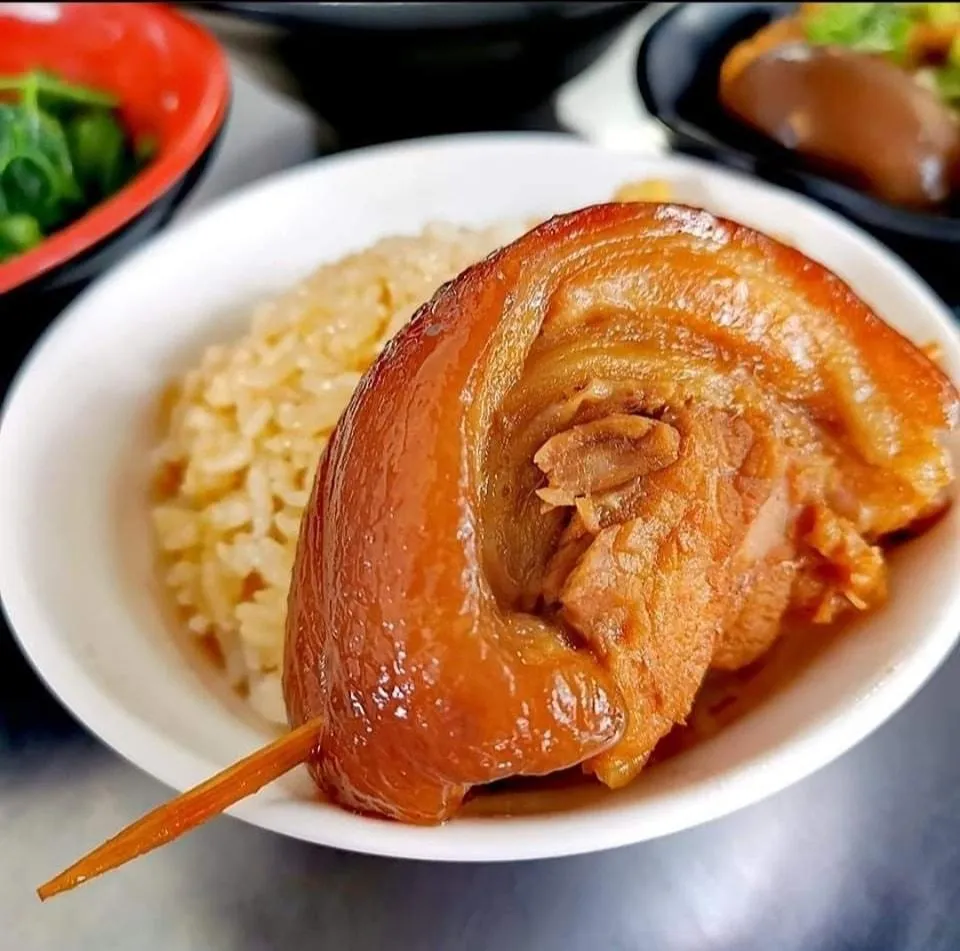 男子在與女友分手後，陸續在雙方曾經造訪的6家爌肉飯店留言緬懷往事，引發討論。（圖／翻攝自阿泉爌肉飯臉書）