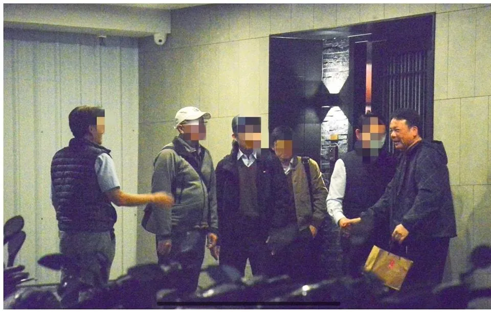 檢察官徐名駒揪團與吳乃仁共進高級日本料理。（圖／侯漢廷臉書）