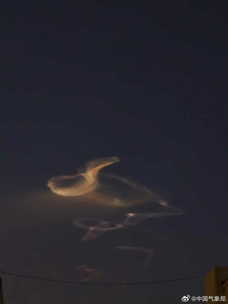 10日晚，大陸寧夏多地出現「蛇形雲」奇觀。（圖／翻攝自微博）