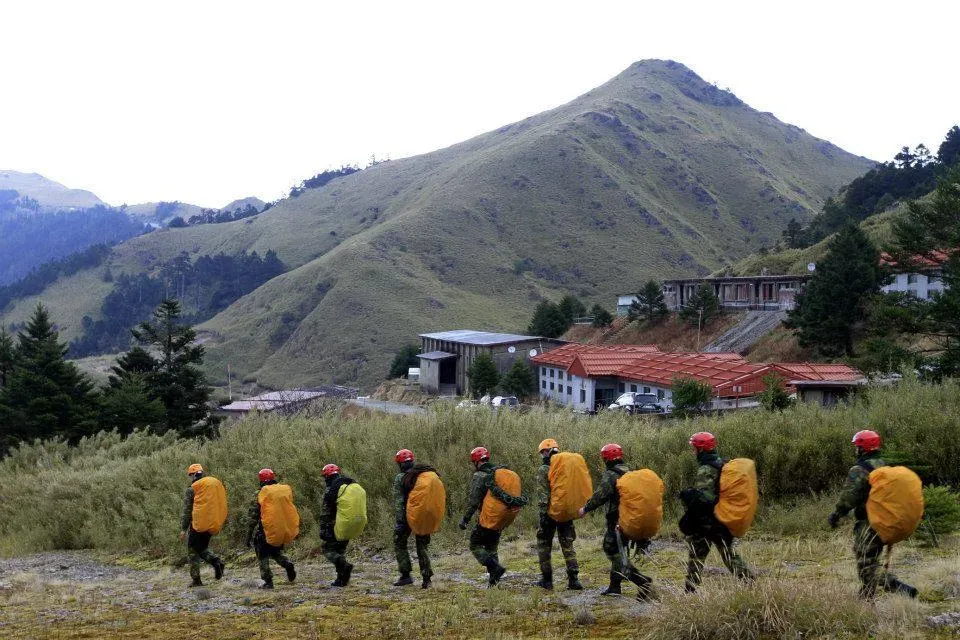武嶺營區是國軍唯一的雪地訓練基地,圖中可見營區的舊營舍。(圖/國防部發言人臉書)