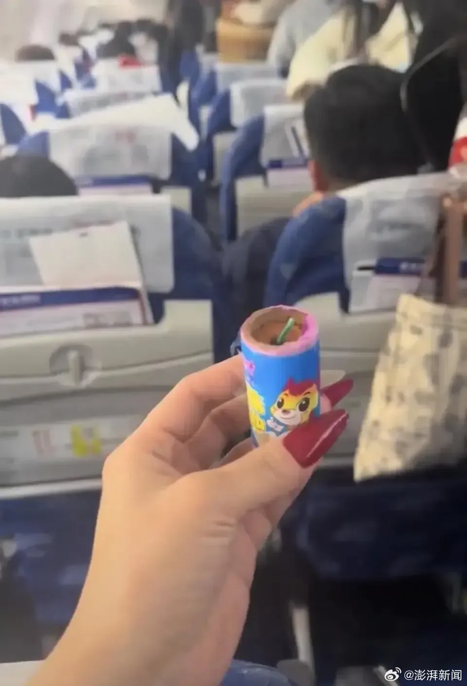 大陸一名女乘客稱在飛機上撿到一枚鞭炮。（圖／翻攝澎湃新聞）