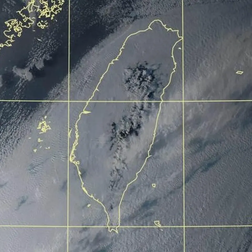 前中央氣象局長鄭明典分享衛星雲圖，稱逆溫層在雲頂之下，使高山在輻射冷卻之下帶來更冷的山風。（圖／翻攝自Facebook@鄭明典）