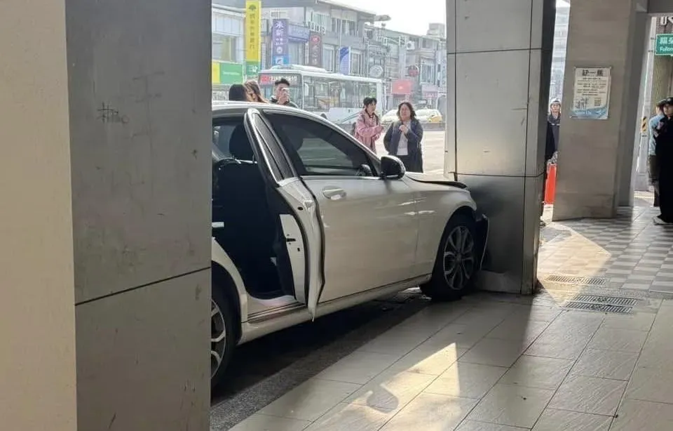 白色賓士車衝上人行道造成3人受傷。（圖／翻攝自陳思宇臉書）