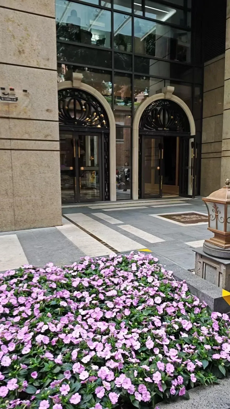 這棟豪華大廈外觀、內部裝潢相當氣派，門口戒備森嚴，有2名保全對所有訪客細細盤問。（圖/中天新聞）
