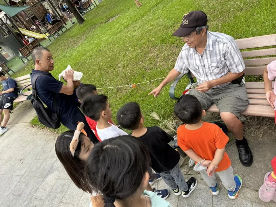 林三元以草編文化吸引小朋友注意。（圖／林三元FB）