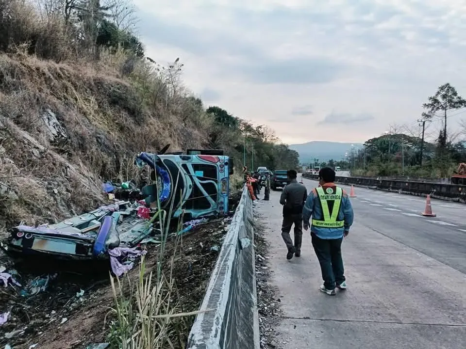 當地時間26日凌晨，泰國東部發生一起巴士失控翻車的事故。（圖／翻攝自「泰國蘇林省救援單位吉比特翔鼎基金會」臉書）
