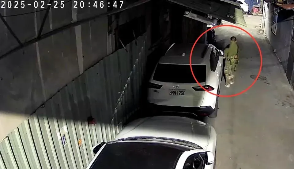 刮車男不明原因刮損路邊停放車輛。(圖/翻攝畫面)