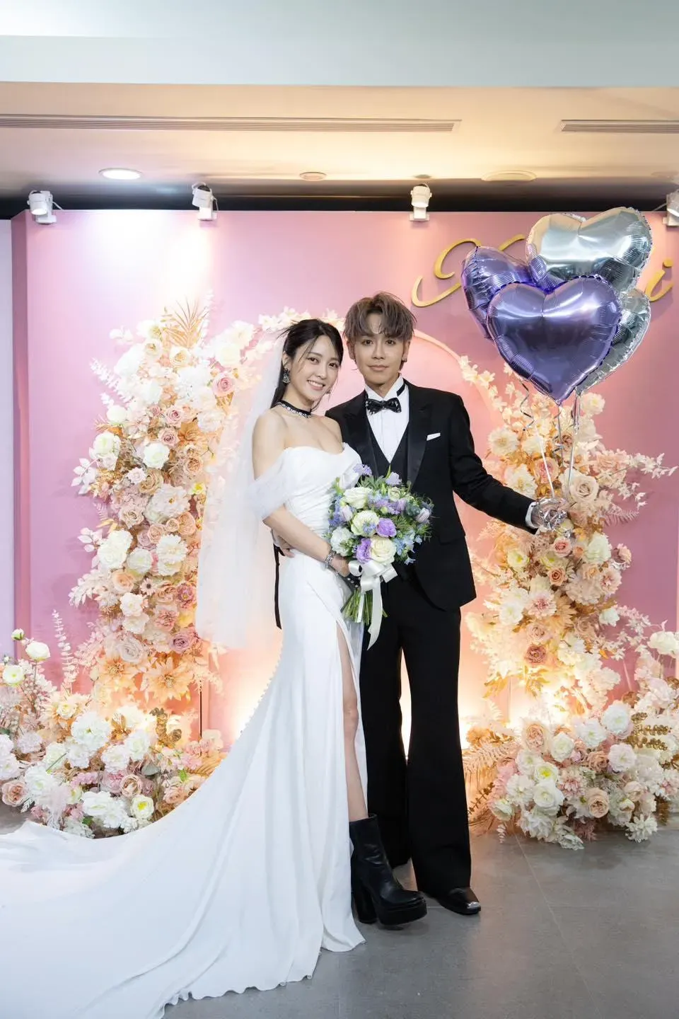 鼓鼓(右)與大元(左)登記結婚。(圖/翻攝自鼓鼓臉書)