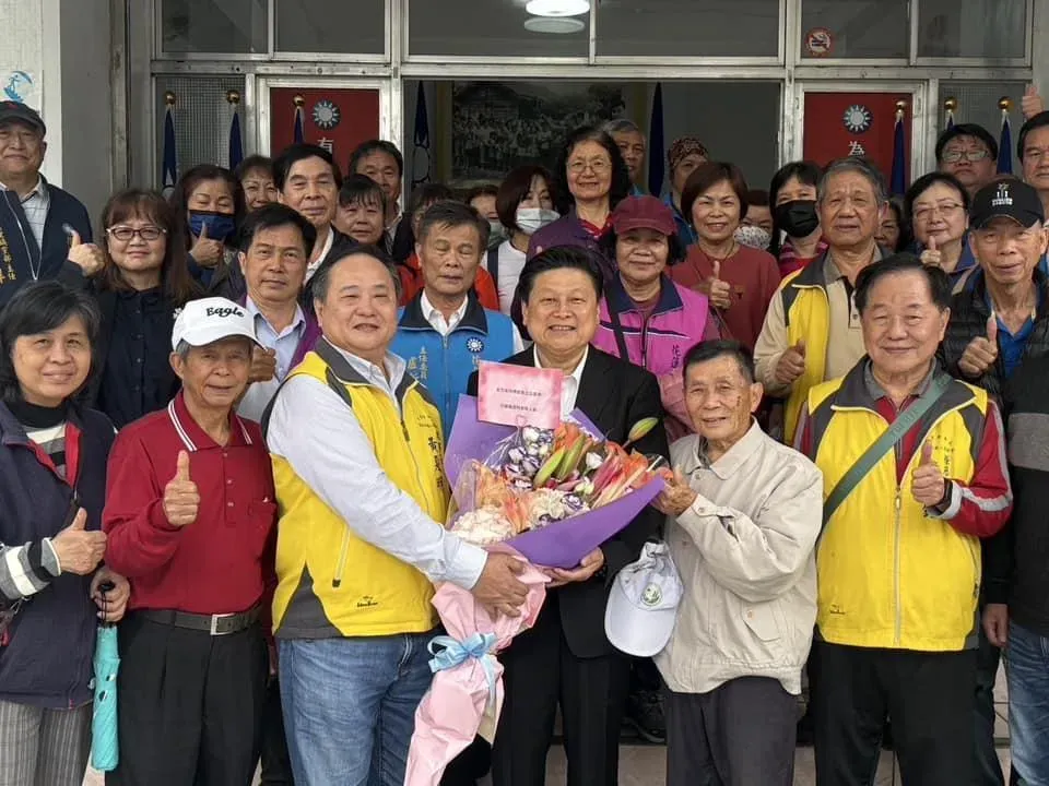 國民黨立院黨團書記長傅崐萁臉書發圖文，感謝花崗國中前校長張居聰及退休教師群到場為他加油打氣。（圖／取自傅崐萁臉書）
