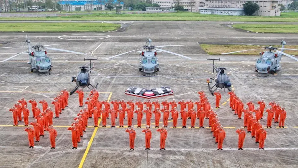 海軍反潛航空大隊配備S-70C(M)、500MD/ASW(圖前方)直升機。(圖/截自海軍臉書)