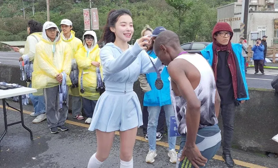 味全龍啦啦隊女神李多慧到場應援頒獎。（圖／翻攝自萬金石馬拉松臉書）