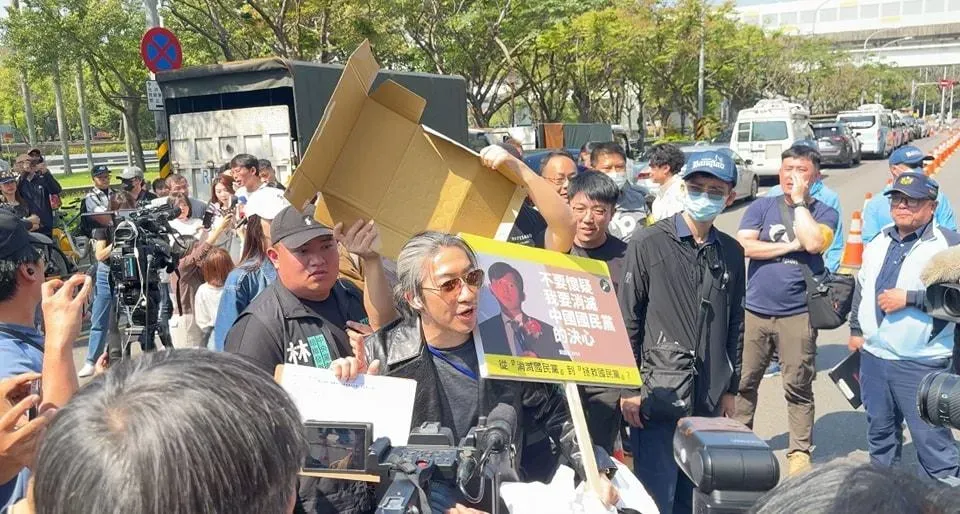 史書華手持標語現身民眾黨宣講活動。(圖/翻攝史書華臉書)