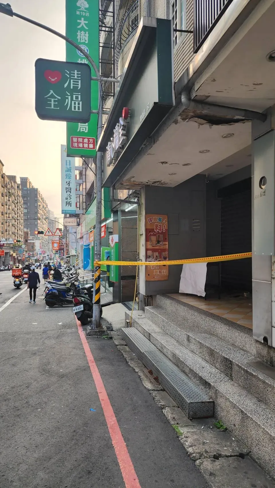 今（26）日下午，1名30歲姜姓男子趁28歲陳姓女子在買飲料時，持刀從背後猛刺，待陳女倒地後姜男又再突然將刀刺向自己，2人皆失血過多意識不清。（圖/翻攝畫面）