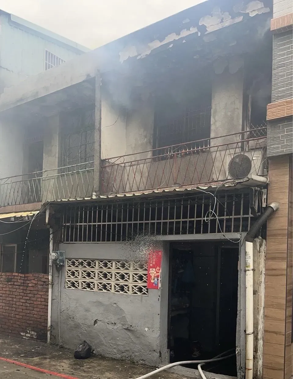 今(1)日下午15時許,高雄市前鎮區瑞隆路發生火警,一處2層樓高老舊透天厝不明原因起火燃燒,現場火舌不斷竄出。(圖/中天新聞)