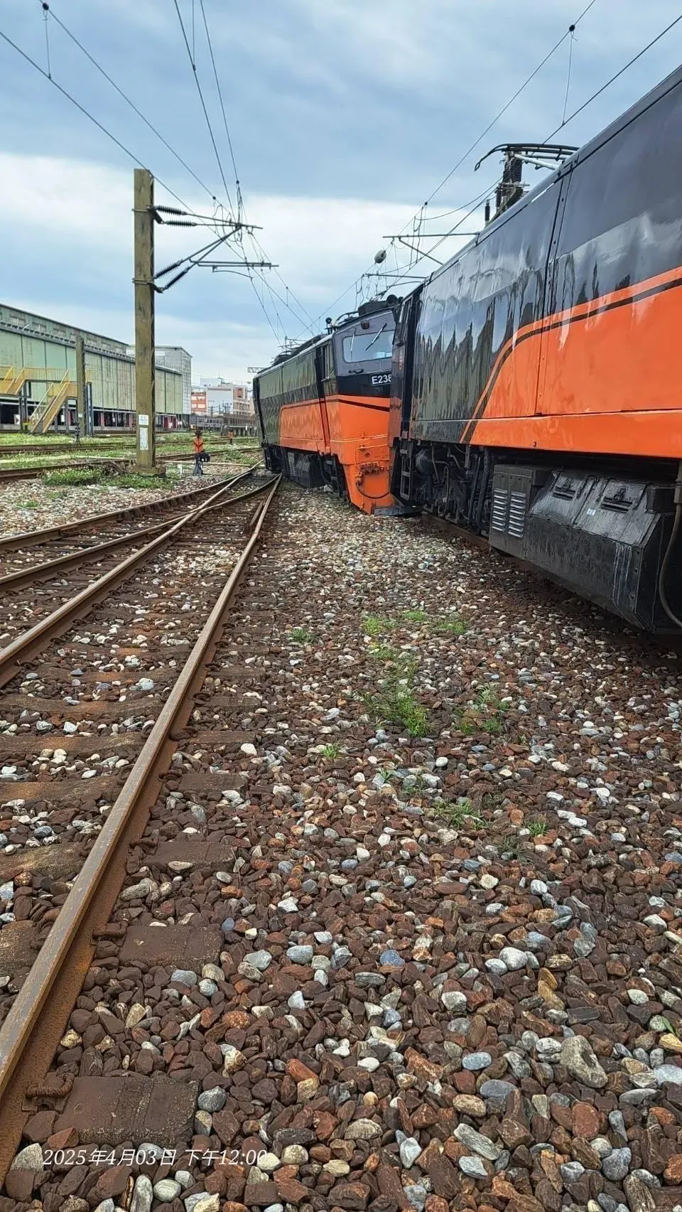 今（3）日上午清明連假首日，花蓮車站傳出鳴日號列車的車頭要進車庫時發生脫軌。（圖／翻攝畫面）