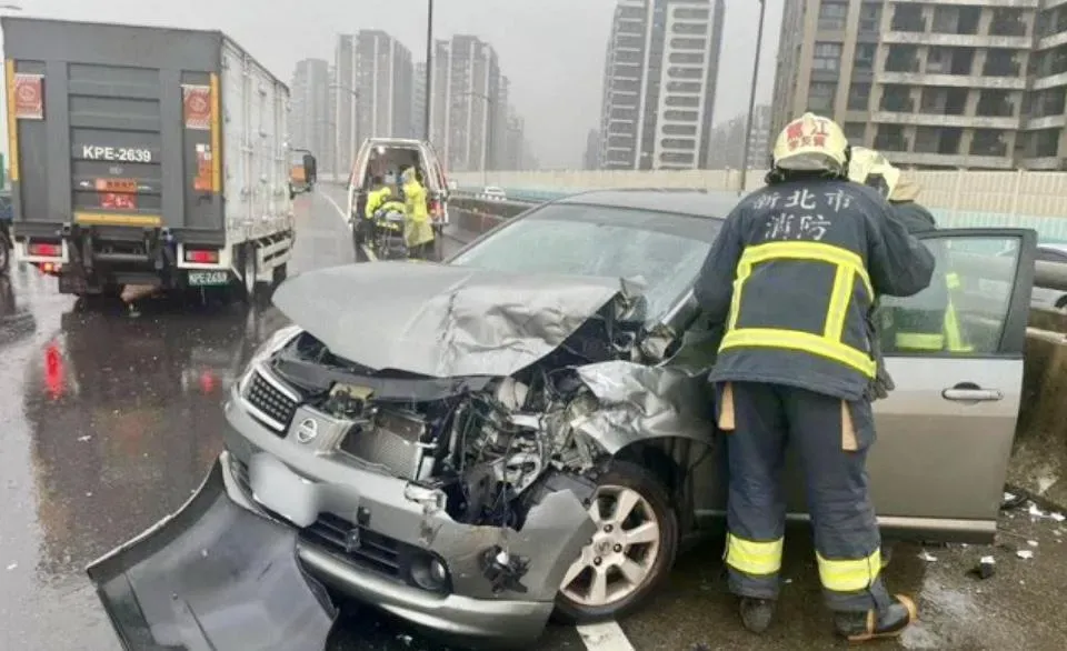 台64線發生砂石車追撞車禍。(圖/翻攝畫面)