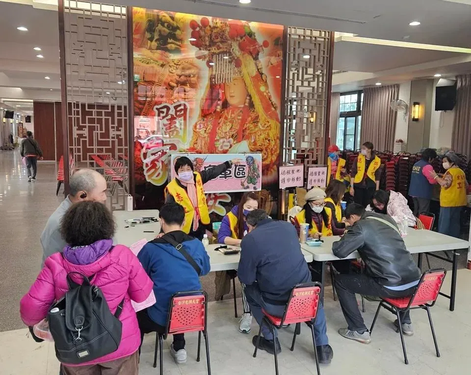 苗栗白沙屯拱天宮媽祖將於5月1日啟程進香,12日開放第2波香客報名。圖為4月2日信徒前往拱天宮報名進香。(圖/翻攝自Facebook@白沙屯拱天宮)