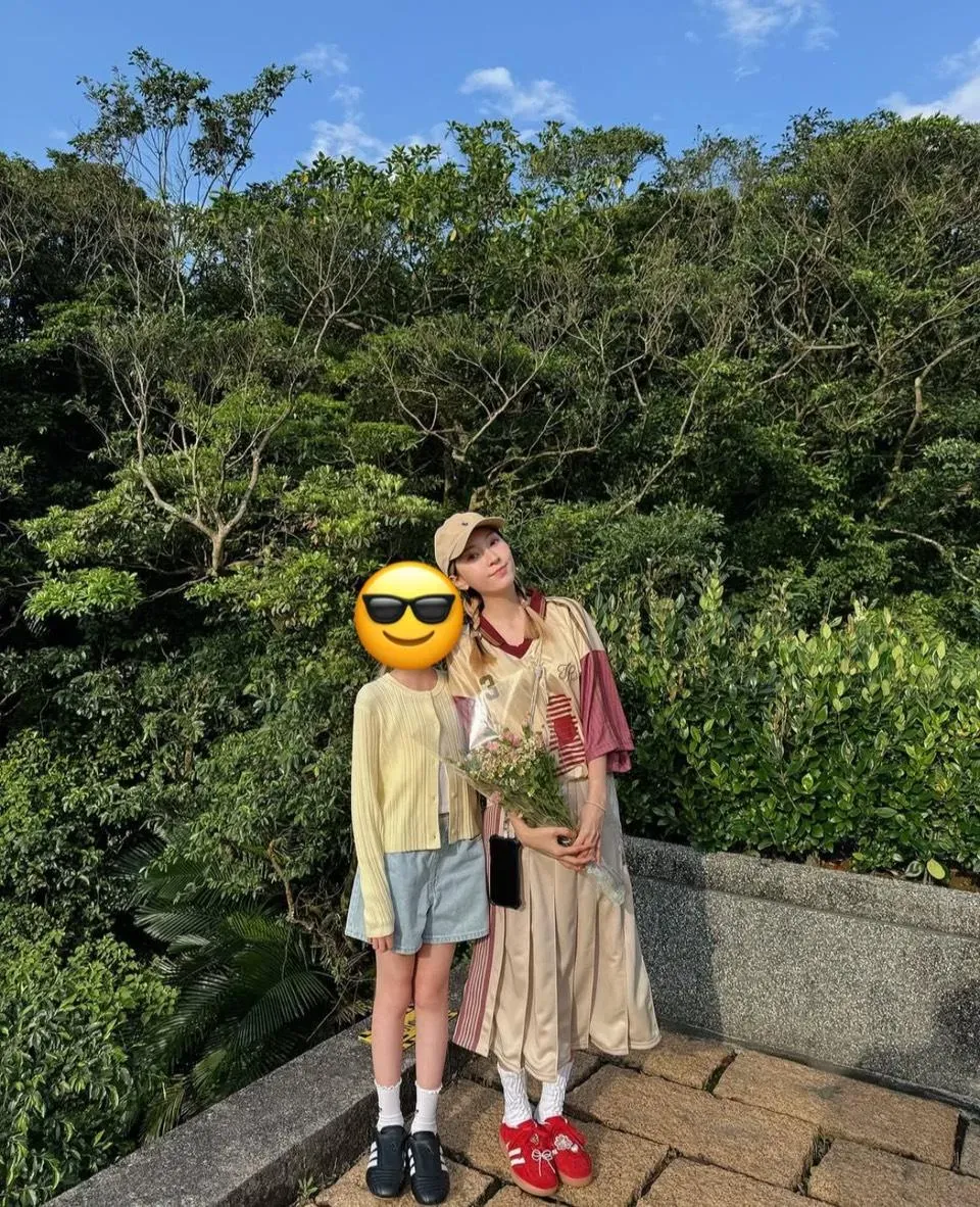翁馨儀曬出掃墓當天與女兒的合照。(圖/翻攝自翁馨儀IG)