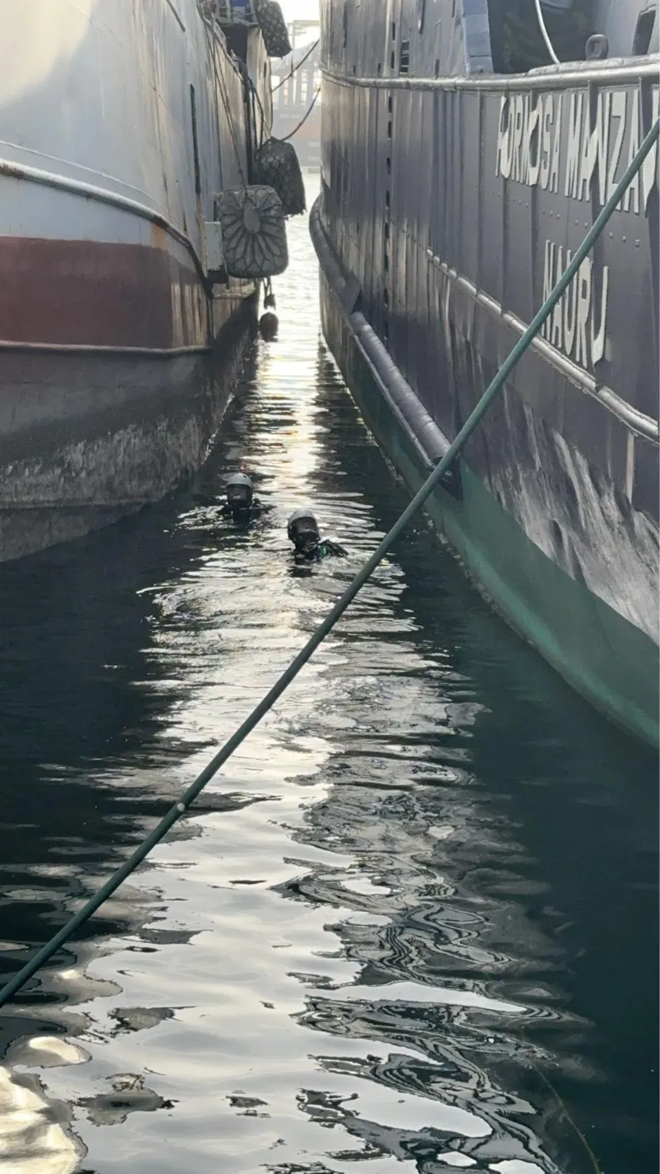 高雄港旗津區渡船巷發生漁工落海意外。(圖/港務消防大隊高雄港隊提供)