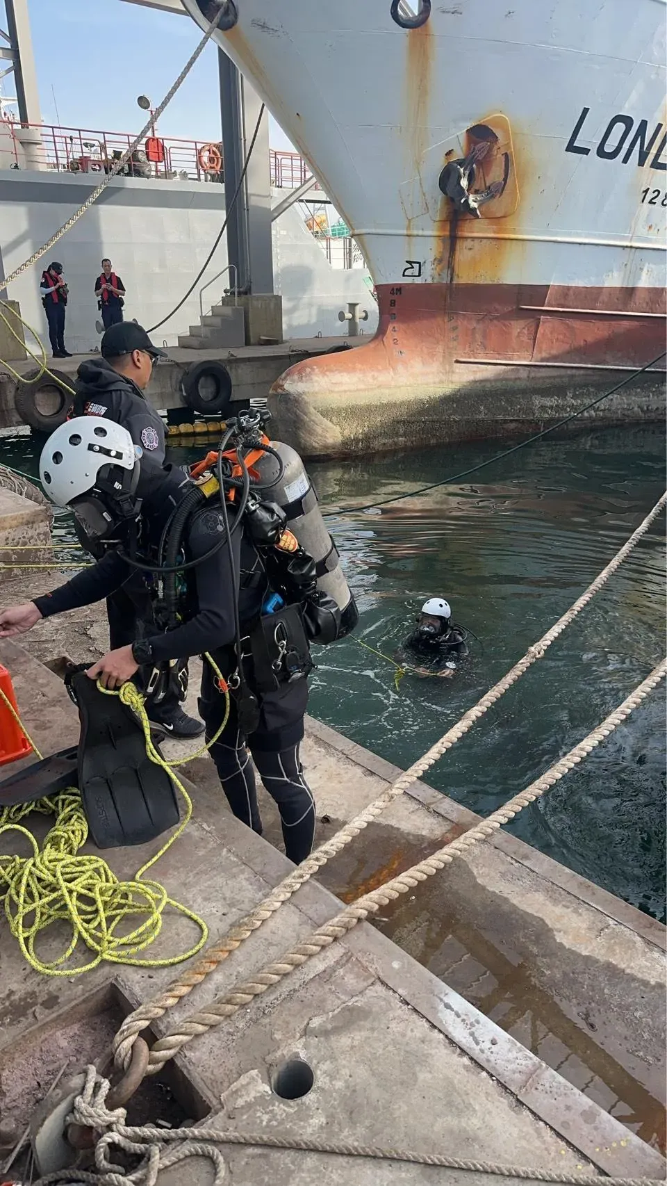 高雄港旗津區渡船巷120號發生漁工落海意外。(圖/港務消防大隊高雄港隊提供)