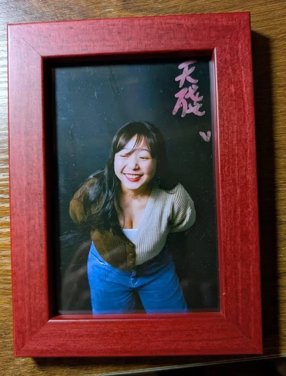 卡米地喜劇俱樂部總監Social將天殘的照片放進相框,擺在辦公室追思。(圖/翻攝自Facebook@卡米地 comedy club)