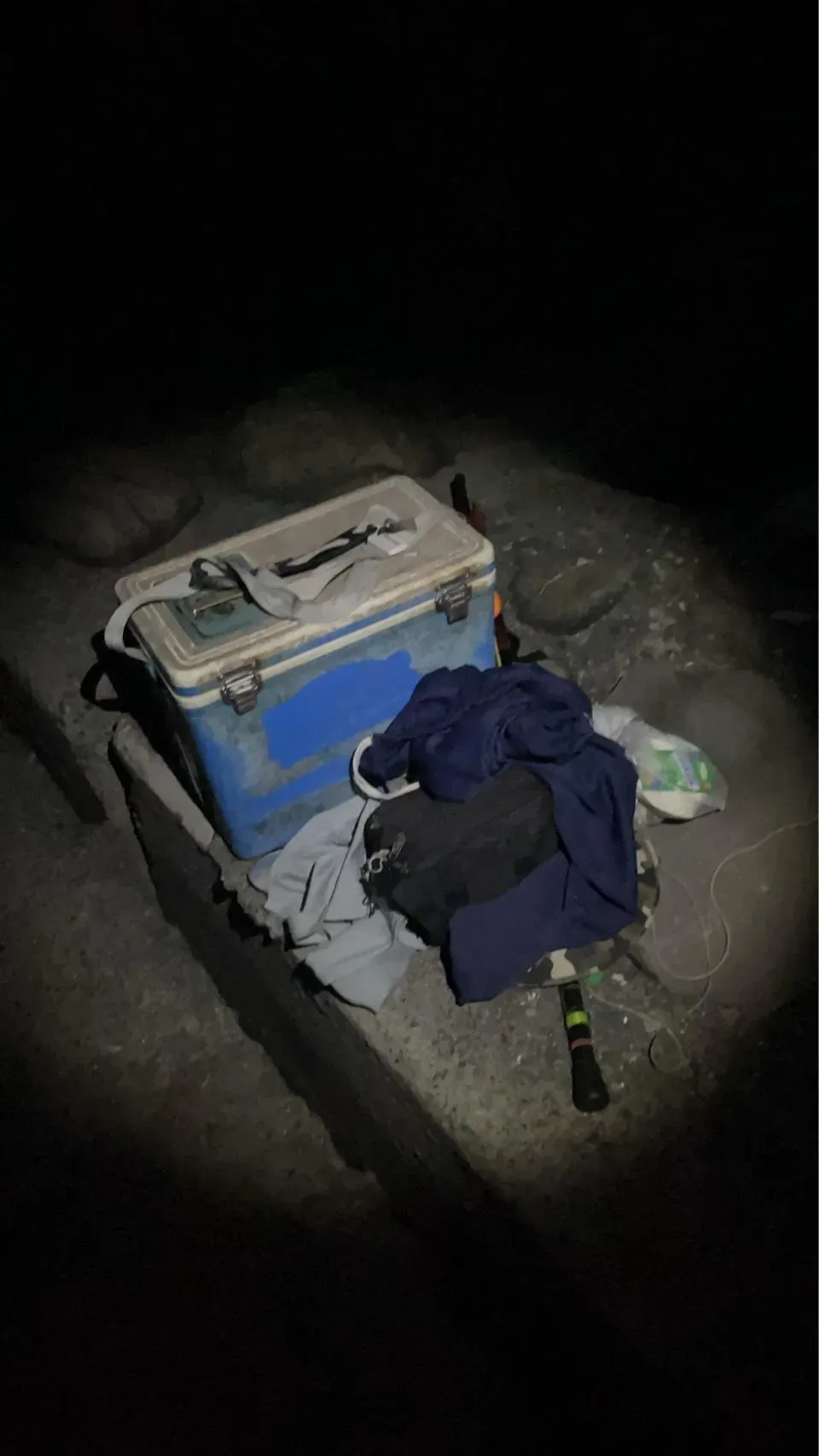 警方在旗津三路查獲蔡翁機車，岸邊則擺放著釣具與冰桶等物。（圖/警方提供）
